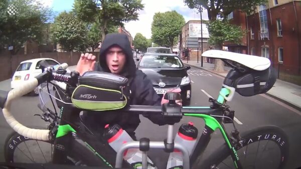 Straatschoffie probeert bij een rood stoplicht een racefiets van een auto te jatten