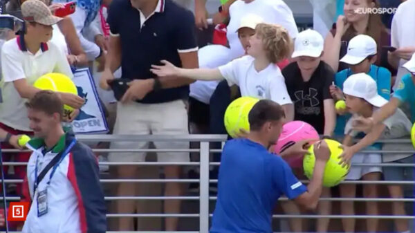 Trieste volwassen vent kaapt pet weg voor de neus van een kind