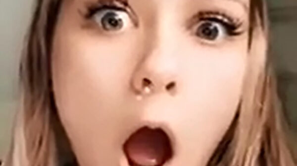 Snottebel schrikt van zichzelf en slikt de hele handel gewoon door