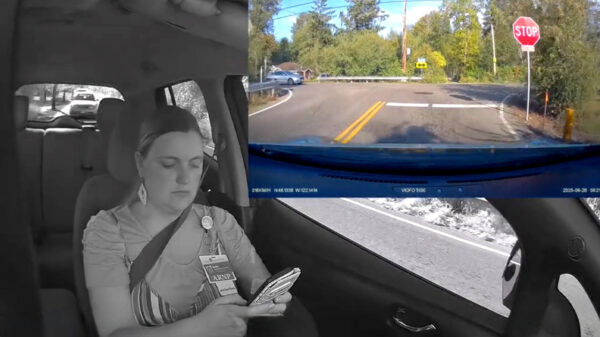 Doh: Verpleegster is te druk met berichtjes sturen en rijdt keurig de berm in