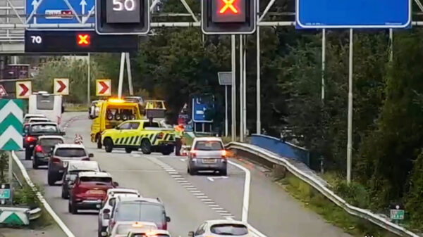 Hele, hele, hele (!) domme automobilisten willen ondanks rood kruis gewoon afslaan