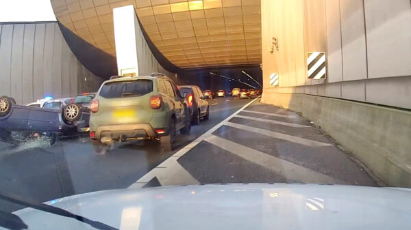 Doorgedraaide pillenslikker crasht na achtervolging in de Coentunnel