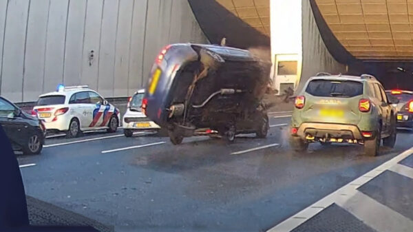 Doorgedraaide pillenslikker crasht na achtervolging in de Coentunnel