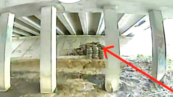 Oekraïne blaast Russische bruggen op met behulp van hun eigen mijnen