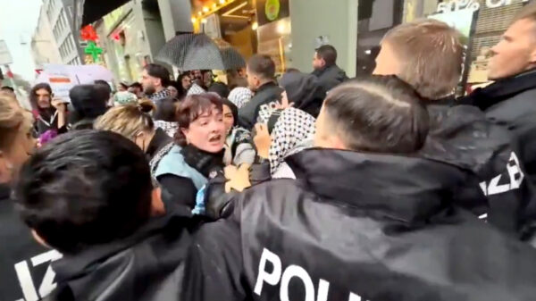 Ierse activist krijgt klappen van politie bij Gaza-protest in Berlijn