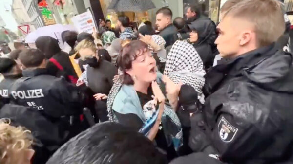 Ierse activist krijgt klappen van politie bij Gaza-protest in Berlijn