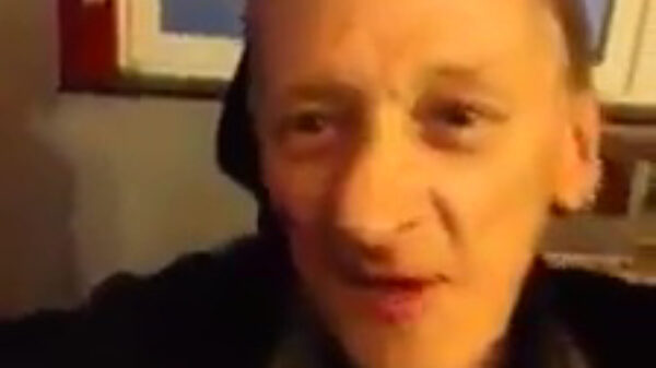 Vrolijke Frans is gek op zingen