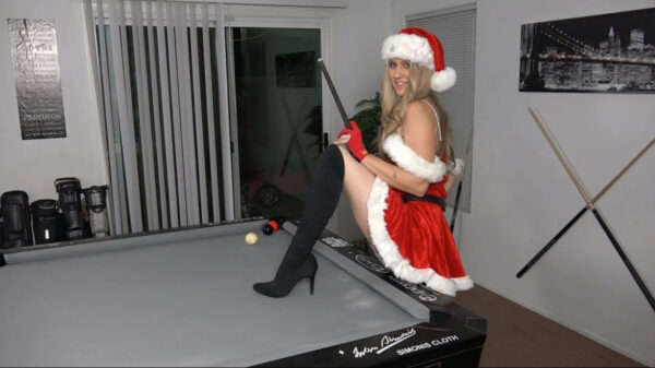 Uitdagend kersthulpje helpt snookerkoning Venom met een lading trickshots