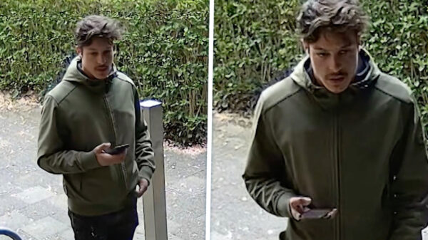 Laffe teckel scoort ringen, armbanden en gouden horloge met babbeltruc