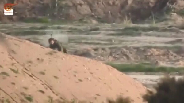 Helm redt het leven van soldaat als hij wordt geraakt door een sluipschutter