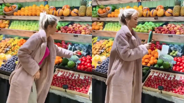 Blondine heeft ietwat vreemde methode om de kwaliteit van haar groente en fruit te controleren