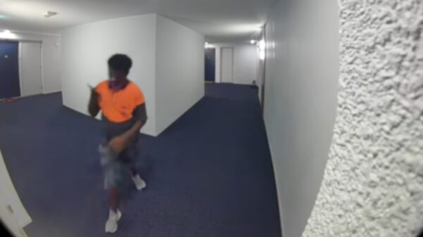 Post NL-bezorger met zeer matige werkethiek betrapt door deurbelcamera