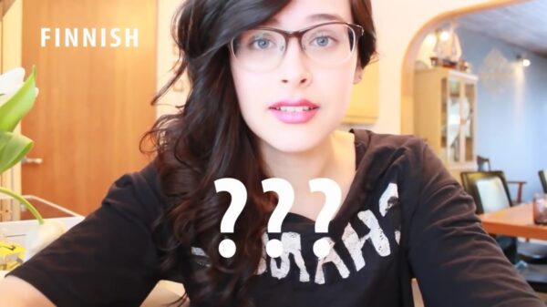 Sara Forsberg spreekt complete onzin in 11 talen