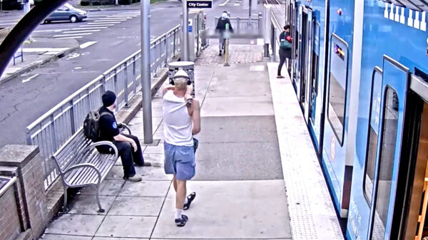 Bewakingsbeelden: Man schiet ​​pijl van 15 cm in de long van een reiziger