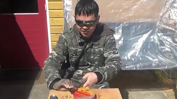 Fijnproever Dang Do vreet een blik surströmming weg alsof het niets is