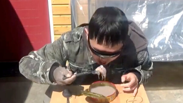 Fijnproever Dang Do vreet een blik surströmming weg alsof het niets is