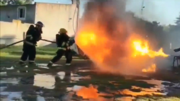 Brandweermannen doven brand door vlammen in te sluiten tijdens het blussen