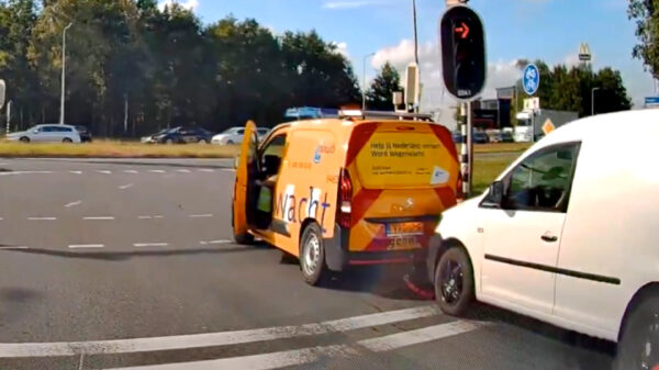 Doh: Wegenwacht aangereden door vrouw die gesleept wordt in haar Caddy