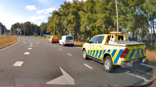 Doh: Wegenwacht aangereden door vrouw die gesleept wordt in haar Caddy