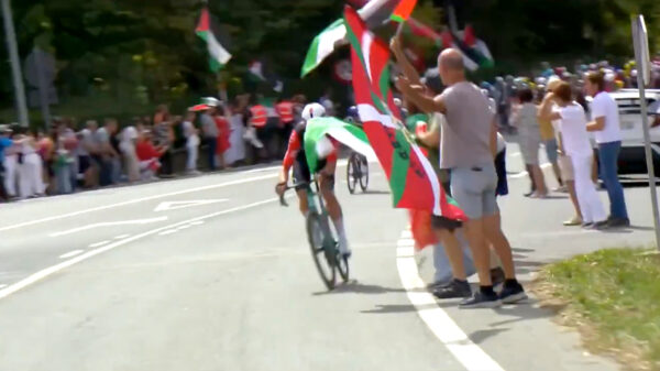 Pro-Palestijnse vlaggenzwaaiers rennen peloton in, veroorzaken bijna megacrash