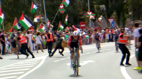 Pro-Palestijnse vlaggenzwaaiers rennen peloton in, veroorzaken bijna megacrash