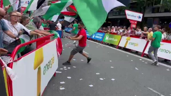 Organisatie grijpt in bij ‘gevaarlijk’ Palestina-protest aan finish van Vuelta