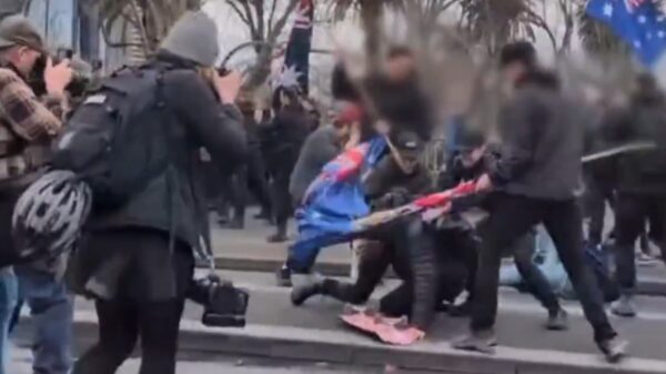 Australische neonazi blijft vastzitten na gewelddadige aanval op Aboriginal-kamp