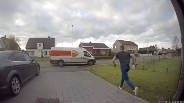 PostNL bezorger in Gent dondert pakketten over de schutting en sprint er vandoor. Maar waarom?