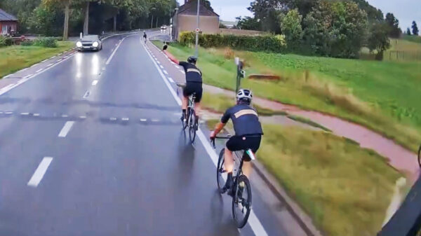Vrachtwagenchauffeur bezorgt asociale wielrenners een hartverzakking