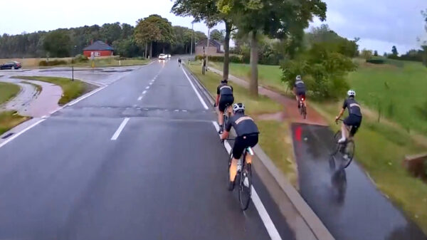 Vrachtwagenchauffeur bezorgt asociale wielrenners een hartverzakking