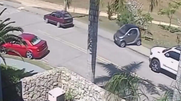 Rampchauffeur krijgt zijn Smart niet geparkeerd op een plek voor twee auto’s