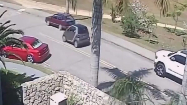 Rampchauffeur krijgt zijn Smart niet geparkeerd op een plek voor twee auto’s