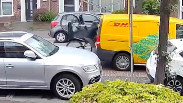 Wegpiraat is té druk met z'n telefoon en klapt vol op een DHL-busje