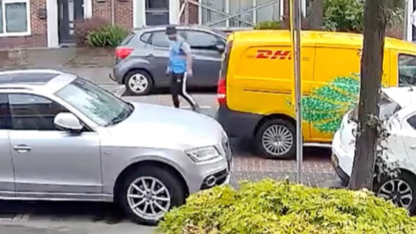 Wegpiraat is té druk met z'n telefoon en klapt vol op een DHL-busje