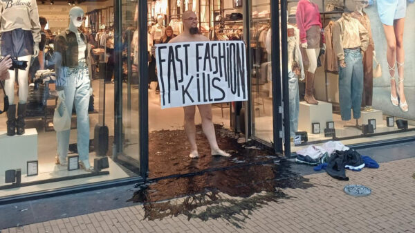 XR-gekkies besmeuren weer winkels met zwarte drek om hun punt te maken