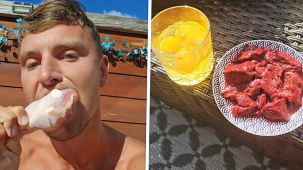 Rick leeft op een dieet van rauw kip, lever, eieren en een glaasje melk