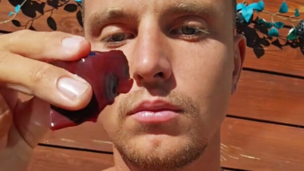 Rick leeft op een dieet van rauw kip, lever, eieren en een glaasje melk