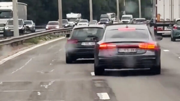 Opgefokte idioten in Audi's vechten hun verkeersruzie uit op de snelweg