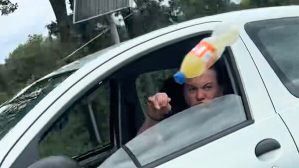 Tokkie knikkert lading afval uit z'n raam en wordt pislink op filmer