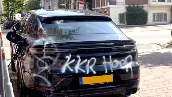 Porsche van vermeende vreemdganger compleet gesloopt in Amsterdam