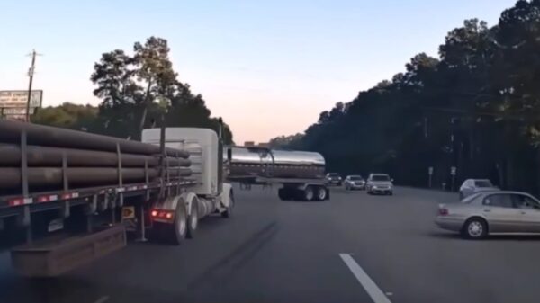 Trucker botst op vrachtwagen vol stalen buizen, beelden gaan viraal