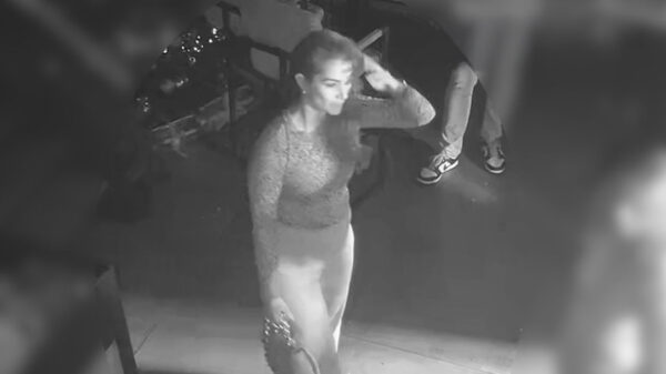 Opsporing verzocht: Vrouw in Rotterdamse bar met glas in gezicht geslagen