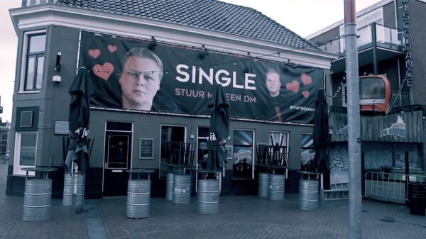 Sinterklaas regelt een vriendin voor de eeuwige vrijgezel uit de vriendengroep