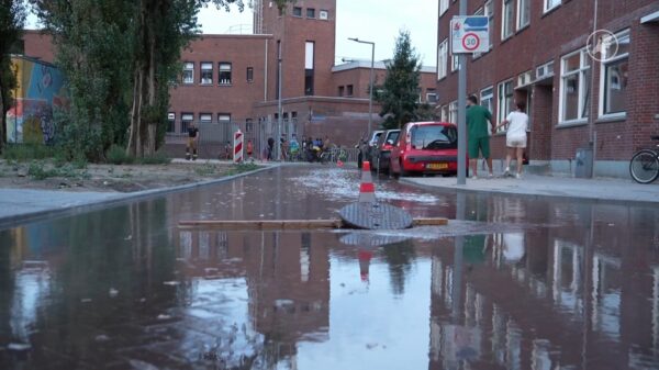 Kind ramt openliggende leiding stuk in Rotterdam, honderden zonder water