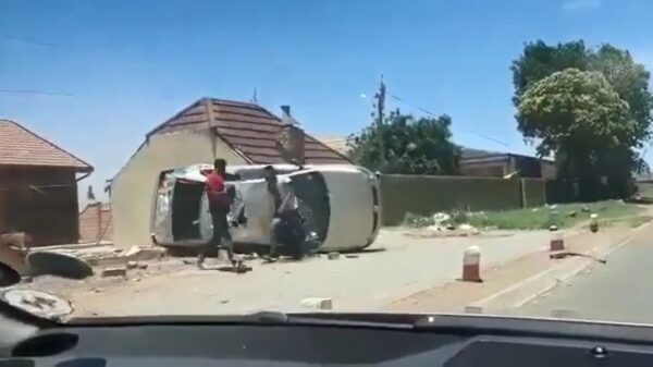 Droogkloten stappen uit hun gecrashte auto alsof er niets is gebeurd