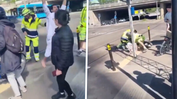 Man probeert te bidden op tramspoor, wordt woest wanneer iemand hem wegtrekt