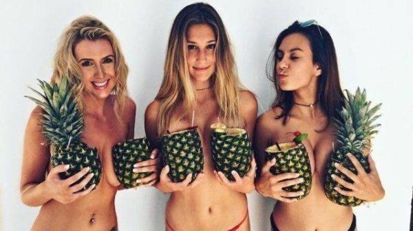 Aantrekkelijke dames zijn schijnbaar ontzettend verzot op de ananas