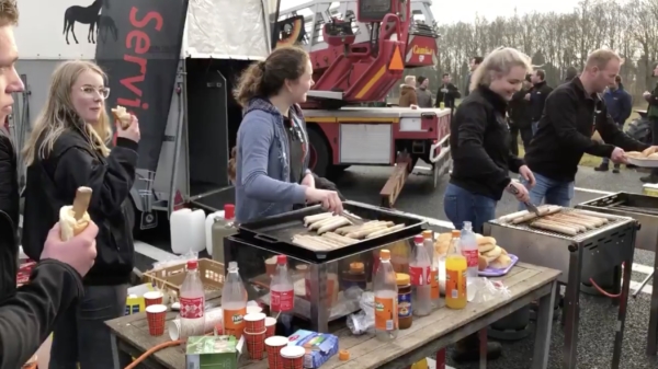 Het #boerenprotest gaat doorrr: BBQ'en op de snelweg en Mediapark in Hilversum is bezet