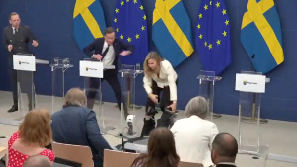 Zweedse gezondheidsminister gaat vol tegen de vlakte op eerste werkdag