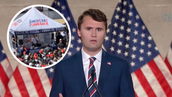 Gruwelijke beelden gedeeld: Charlie Kirk doodgeschoten op universiteit Utah